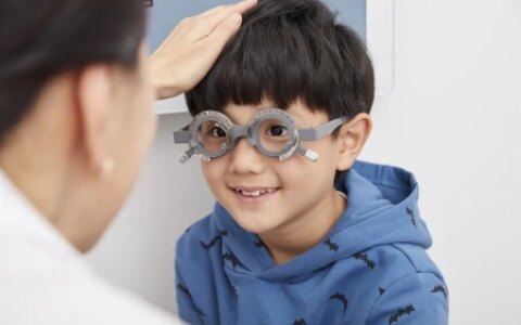 电子产品云集的当下，怎么样才能保护孩子的眼睛-孩子使用电子产品的利与弊