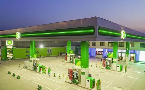 BP加油站在山东运营  咖啡上车、电动车充电桩等一个不少-济南bp加油站价格