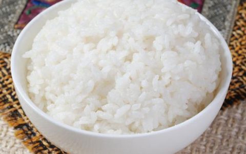 每天少吃1碗米饭，1个月能瘦多少斤？（我今天少吃一碗饭能瘦多少）