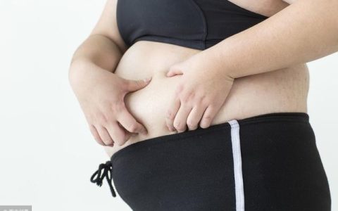 一个月只喝水，不吃东西，你能瘦多少斤？这位外国小哥告诉你答案（如果一个月只喝水不吃饭会有什么反应）