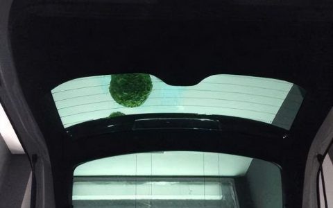 汽车后档玻璃上的电热丝是什么？玻璃加热有哪些工艺-汽车后档玻璃加热丝有什么用