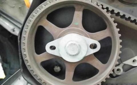 汽车高速行驶时，发动机皮带断了怎么办？这么做，或能化险为夷-行车中发动机皮带断了会怎么样