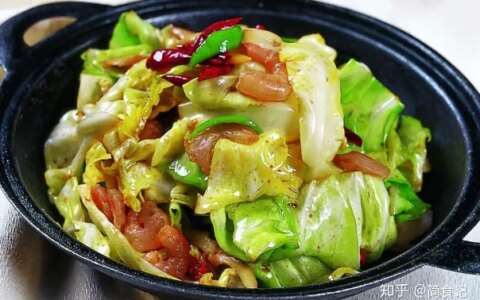 炒包菜时，直接下锅是大错特错，多加这1步，包菜更翠绿，更入味-家庭炒包菜