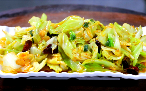 原来炒包菜也有窍门，加一种调料，简单一炒，比吃大鱼大肉还过瘾-炒包菜的秘诀有哪些视频