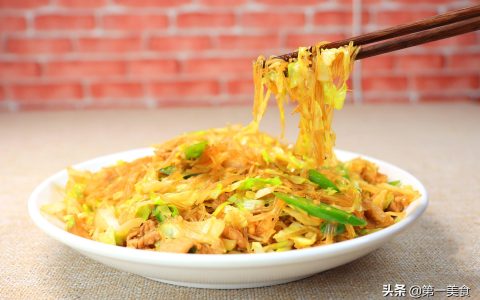 家常粉丝炒包菜，看大厨如何炒制，即不粘锅也不坨块，简单又美味-粉丝炒包菜家常做法视频教程