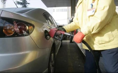 加满一箱92号汽油少花2元 国内油价今晚下调-国内成品油价“四连跌”,加满一箱92号汽油节省5元