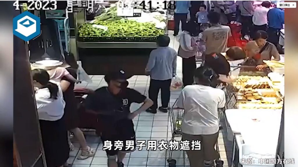 幼儿戴金手镯遭小偷尾随3秒,手镯瞬间失踪