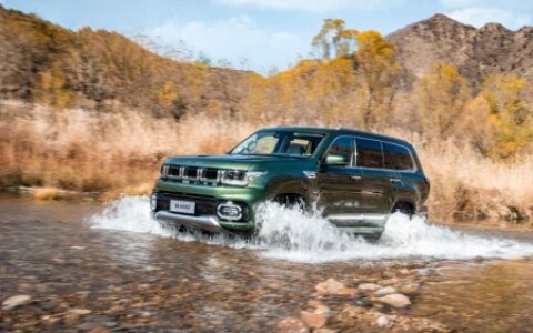 四轮独悬搭配非承载车身，BJ60诠释硬派越野也能带来舒适家玩体验-四轮独立悬挂的小型suv最新款