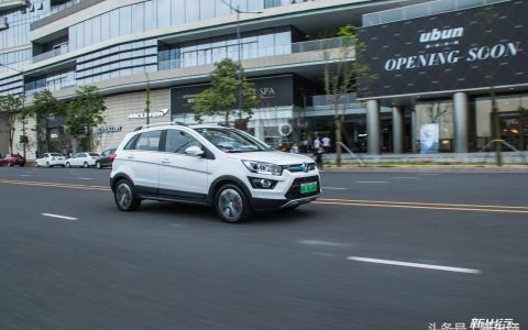 车胎扎了怎么办？一招学会正确使用补胎液-车胎被扎了补完之后安全吗