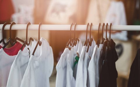 壹健康经验：新衣服用盐水泡的作用？盐水泡了还要用洗衣液吗-新衣服是不是用盐水泡过后不褪色