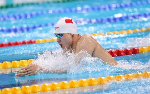 上海游泳获十四运首金，覃海洋感谢教练叶瑾的无私付出（海军游泳队谭律）