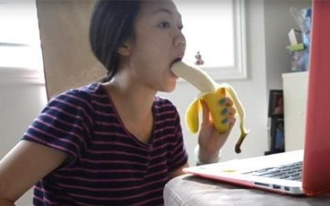 女生减肥每天只吃香蕉，还每天坚持健身30分钟，3天后看身材转变（减肥可以每天吃香蕉吗会胖吗）