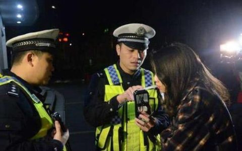 女司机年检过期被扣车，反问交警：新车6年免检，你懂不懂-6年免检车辆年审时间超过了怎么办