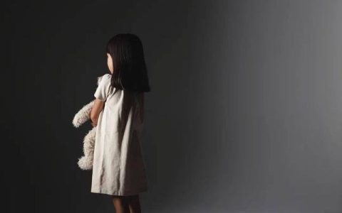 妈妈把女儿抗抑郁药换成维生素，医生：别把孩子推向“另一个深渊”-孩子误食一片抗抑郁的药会怎么样