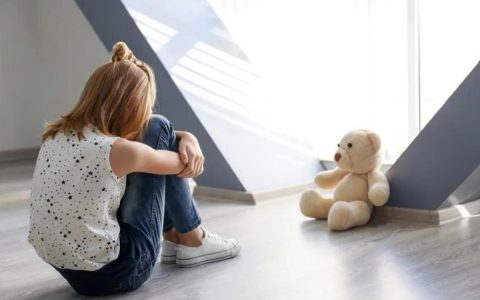 妈妈停掉孩子抗抑郁药换成维生素，调查显示青少年抑郁率已近20%-抗抑郁药对孩子有影响吗