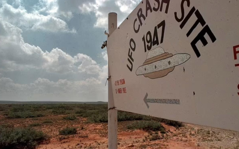 美国人宣布进入飞碟，直径9米能装足球场，里头几分钟外面4小时-美国制造的飞碟