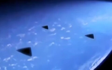 宇航员直接拍摄到国际空间站附近的黑色未解之谜三角形飞行物-在空间站的宇航员们能洗澡吗