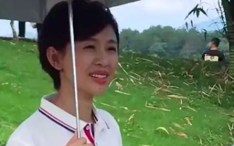 央视主持人欧阳夏丹近照，穿着简单难掩优雅好气质-央视主持人欧阳夏丹干嘛去了