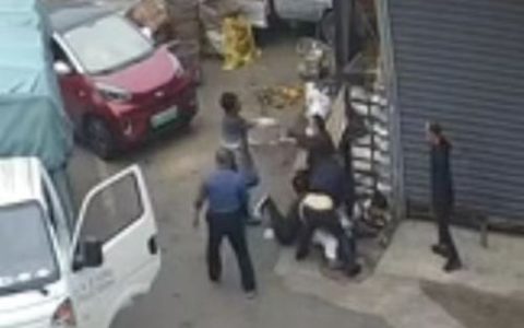 宜宾父子俩被群殴还手遭拘，警方认定互殴：存在积极还击情况-宜宾打群架