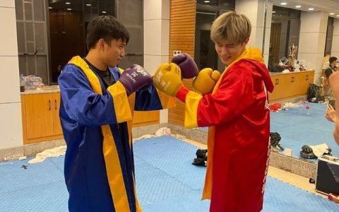 耀扬童锦程拳击赛专打脸，第三局累出慢动作，结局拥抱亲亲很和谐（童锦程哪里人）