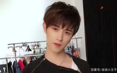 童锦程又开始整活了！直播喊话耀阳，互秀肌肉，又狂刷礼物（童锦程有多帅）