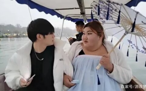 童锦程当众亲吻西瓜妹，上演云泥之恋！粉丝询问：原来你喜欢她？（童锦程连麦）