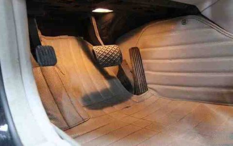 手动挡和自动挡汽车，到底要不要一起踩？-手动挡车跟自动挡车