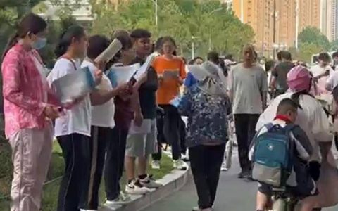 大妈在高考考场外发复读传单被指“晦气”，校方：系个别老师雇请，已紧急叫停（复读读老妈已被拿下有图）