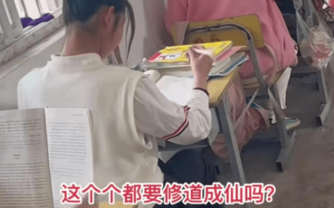 原创
小学班级里流行男生扎小辫，女生盘“道士头”，老师：就我不合群-男生扎小辫子的照片大全