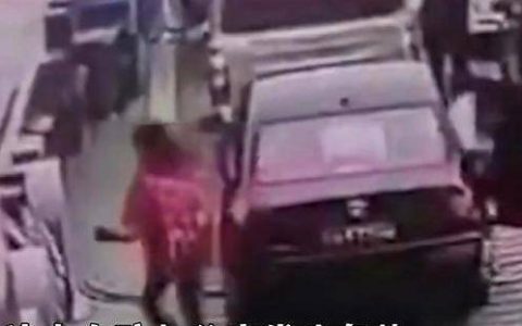 22岁女孩与父亲发生争执，一气之下跳江，网友：语言能刀刀戳心-因父亲一句话22岁女孩跳江