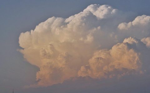 美！北京傍晚天空出现巨大积雨云 挂在天空好似棉花糖（北京今晚的天空是蓝色的）