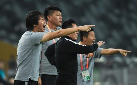 网友热评李铁下课李霄鹏继任：换了一个人挨骂（李铁去哪了）