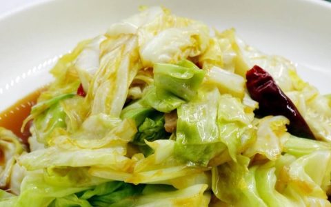 包菜怎么炒更好吃？大厨教你关键2步，炒出来又脆嫩又入味-包菜怎样炒好吃又简单