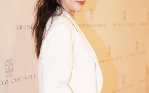 原创
陈慧琳义卖8000件二手衣服引疯抢-陈慧琳衣服