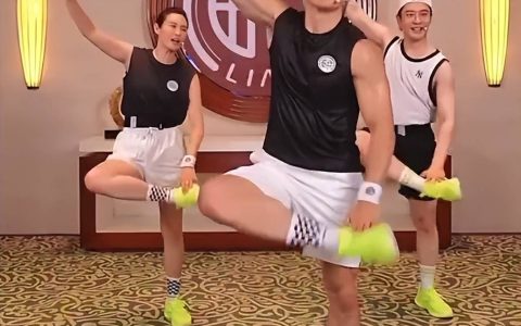 原创
黄晓明请刘畊宏夫妇吃烧烤，刘畊宏秀身材，44岁老婆真实状态曝光(黄晓明和刘烨身高对比)