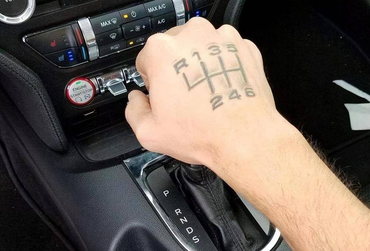 原创
手动挡汽车减速，究竟是先踩离合器还是先刹车？顺序搞错很伤车！-手动挡减速时先踩离合器还是刹车