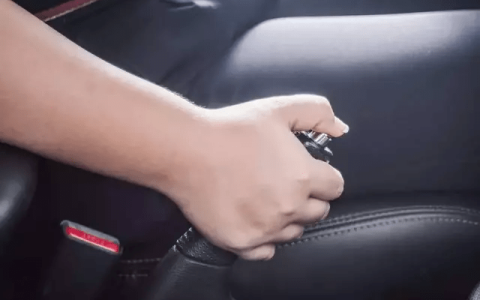 开车忘记松开手刹会发生什么？对车有什么影响？要注意检查哦-开车时忘记松手刹会有什么影响