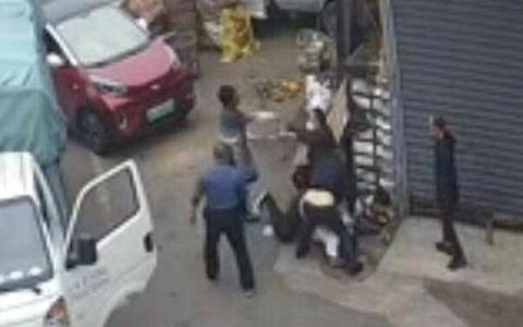 父子遭群殴还手被拘 警方认定互殴 和高铁掌掴还手是一样吗？-父子持刀互砍视频