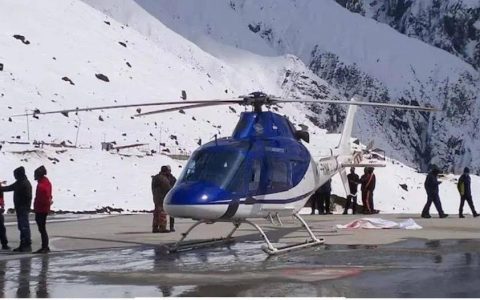 官员自拍时被直升机叶片击中身亡；客机起飞后遭鸟击致引擎起火（直升飞机被击落）