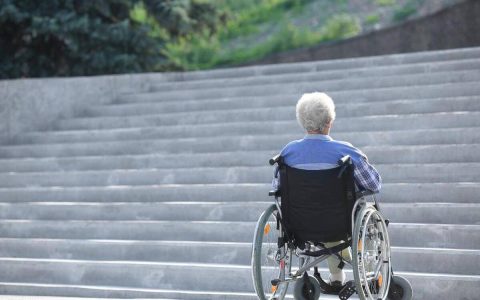 老人上下楼梯神器来了！4款电动爬楼轮椅评测，价格惊人！-爬楼老年人电动爬楼机