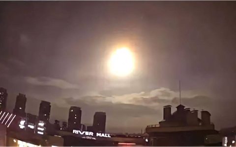 基辅上空出现刺眼强光，防空警报声大作，当地官员将矛头对准美国（防空警告标志图片）