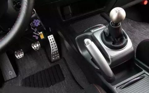 手动挡车型 急刹时到底踩不踩离合?-手动挡车型 急刹时到底踩不踩离合了