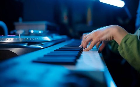 电钢琴初学者入门教程：探索音乐世界的奇妙之旅（电钢琴教程入门视频教程）