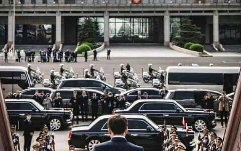 马克龙访华，乘坐红旗L5，引法国记者“怒赞”-马斯克为什么长得像中国人