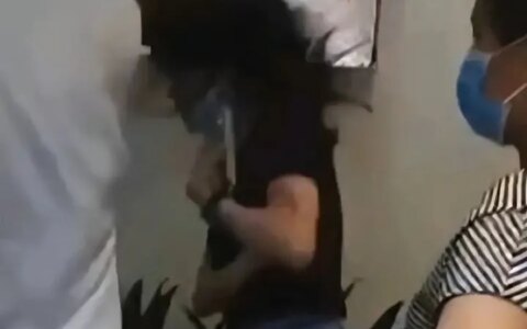 广东一女子300万新房漏水找开发商协商，却遭一名壮汉掌掴-广州房子漏水