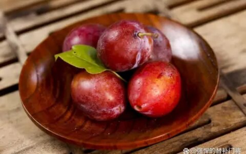 小鸡宝宝教你挑水果：下列哪种西梅更新鲜？蚂蚁庄园今日答案（小鸡宝宝考考你水果分公母）