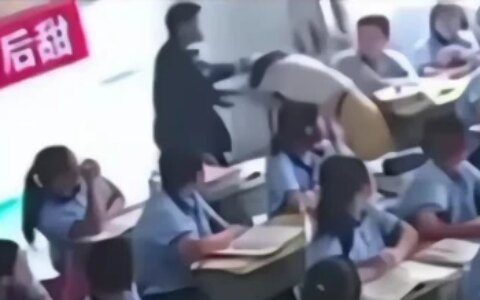 江西一中学上演课堂“大战”！男生被老师扇耳光后还手！-老师打学生是否犯法视频