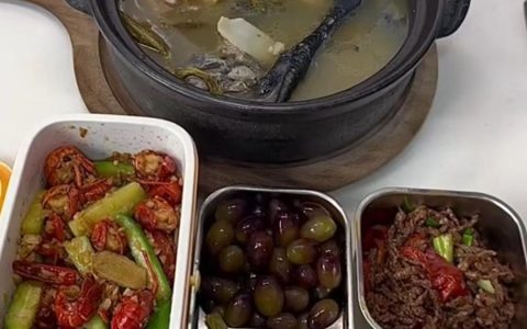 高考前四菜一汤，高考后黄瓜蘸酱，饭菜反差大，考生家庭地位不保-黄瓜蘸的酱是哪种酱做的