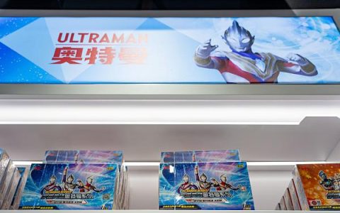 不爱集卡也得买上几套！奥特曼卡走红小学生社交圈的背后（小学生的奥特曼卡片）