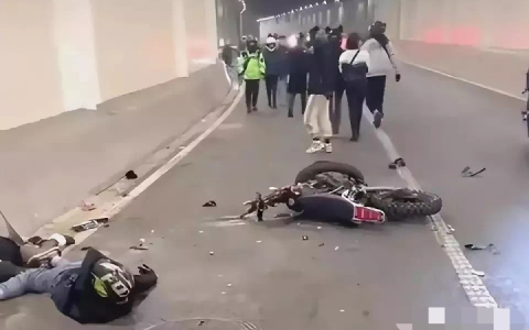 突发，21岁机车男网红在隧道内与逆行翘头摩托车相撞，撞击时速160，2男2女当场死亡！-摩托车隧道车祸